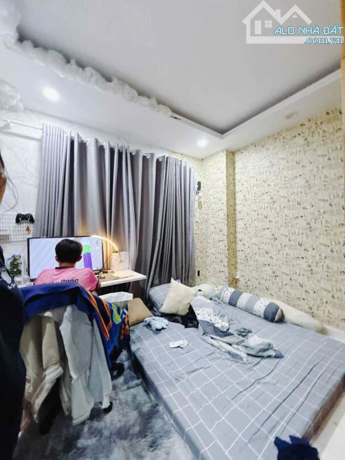 SÁT MẶT TIỀN Q4  NGANG 8 DÀI 6 - 5T CÓ 5 TỎI - 5