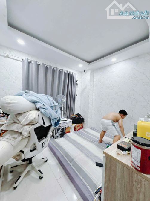 SÁT MẶT TIỀN Q4  NGANG 8 DÀI 6 - 5T CÓ 5 TỎI - 7