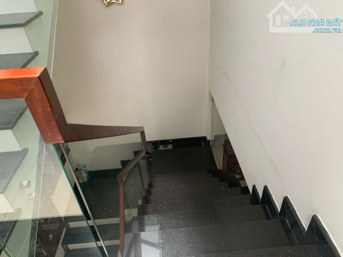Mặt tiền cách 1 căn - ngay bệnh viện ngoại quốc tế thần kinh - ngang 5.6m - 117m2 - 3 tầng - 7