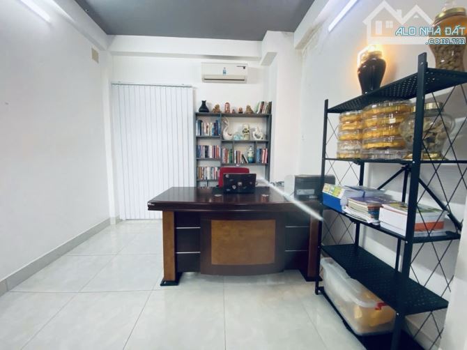 NHÀ 4 TẦNG TẠI TÔN THẤT THUYẾT F4 Q4 - CÁCH MẶT TIỀN VÀI BƯỚC CHÂN - KHU DCHH - 8