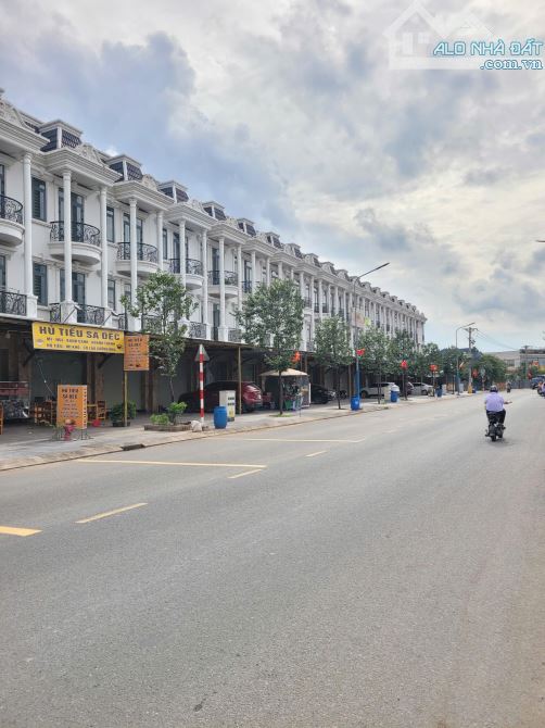 Bán nhà 1 trệt 2 lầu MT đường Nguyễn Thị Khắp p.Tân Đông Hiệp, Tp.Dĩ An chỉ 7ty TL M7443 - 9