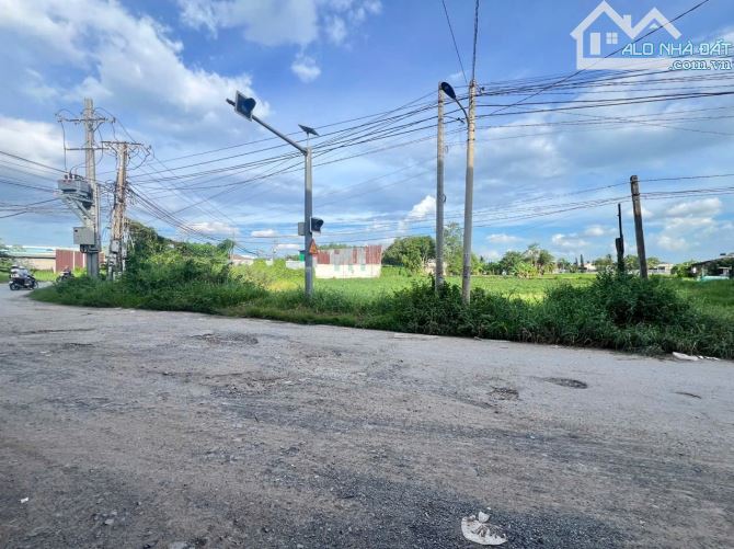 Bán 1023m2 lúa có 250m2 thổ cư, mặt tiền góc Hoàng Phan Thái - công vụ, Mỹ Yên, Bến Lức