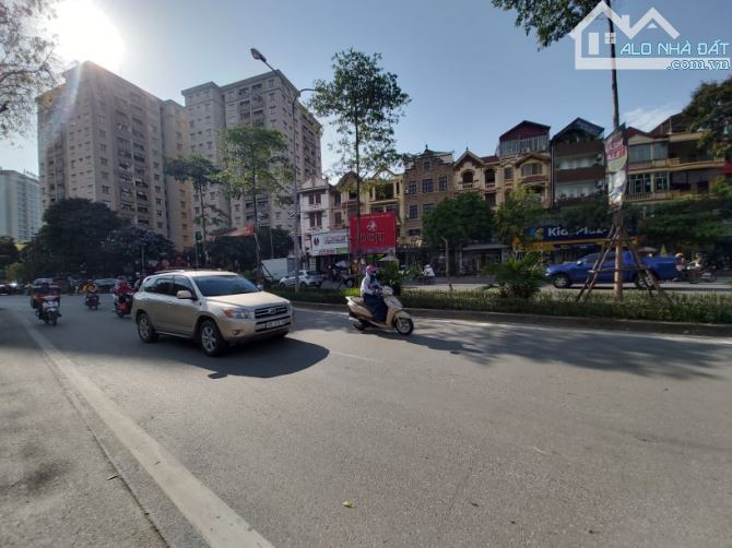 Bán nhà mặt đường Nguyễn Hữu Thọ 450m2 - Mặt tiền 22m - view hồ Linh Đàm - Giá 145 Tỷ