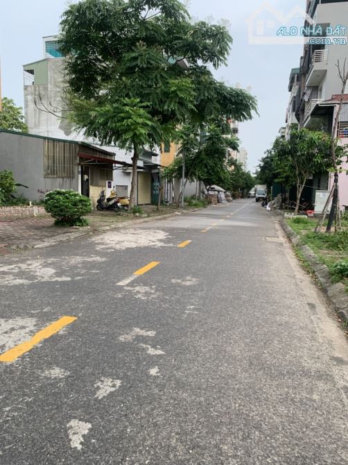 BÁN NHÀ THẠCH BÀN, LONG BIÊN – MỚI KOONG – PHÂN LÔ, VỈA HÈ RỘNG 📐 65M² THANG MÁY