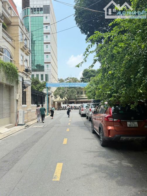 Biệt Thự Cần Bán Ngay Hoàng Việt - Út Tịch P4 Tân Bình  - 35m*20m -4Tầng - Gía : 140Tỷ TL