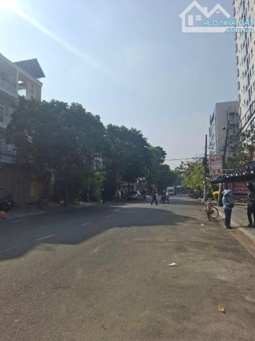 Nền góc kinh doanh 6×20,5 đường 20m khu tên lửa