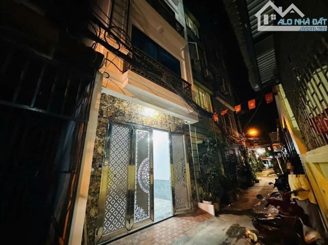 Cho thuê toà nhà CHDV ở ngã tư sở 9 tầng full đồ, bàn giao nhà ngay