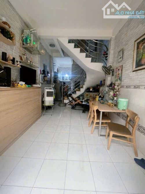 Bán Nhà 4 Tầng Đúc - Hẻm Thông Sát Mặt Tiền - Gần ĐH Ngoại Thương, Ngã 4 Hàng Sanh
