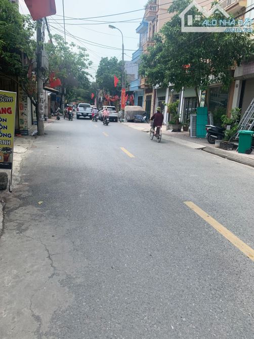 Nhà mới 5 tầng cách trường Đại học đại nam ba la 200md , 3 phòng ngủ * giá 4.9tỷ