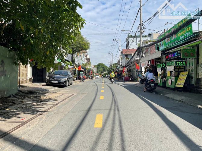 Bán 205m2 đất thổ cư MT đường ngay Vincom Lê Văn Việt. DT: 6.5 x 32 =205m2 -Chỉ 13.65 tỷ