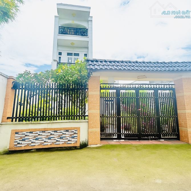 Bán Nhà Hóc Môn -174 M2 ( 7.6 x 23 ) - 4Tầng - HXH -  Chỉ 8Tỷ.