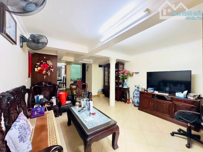 Bán nhà Trần Cung, 40m x 5 tầng, nội thất cao cấp, mặt ngõ 3,8m, dân xây, gần công viên