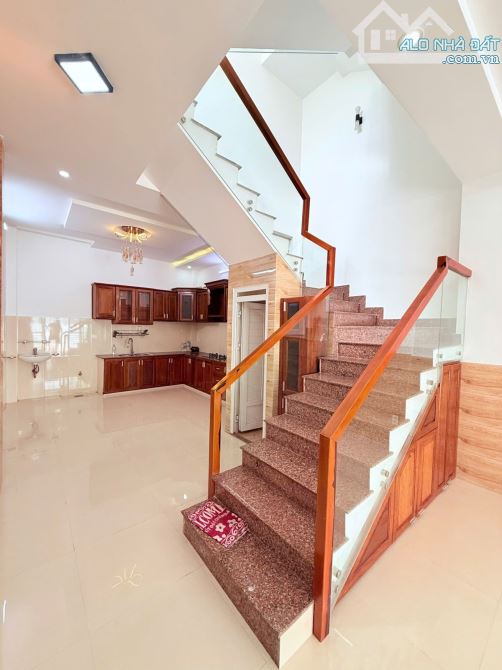 Nhà 3 tầng Hà Huy Tập, gần sân bay, siêu thị, công viên.