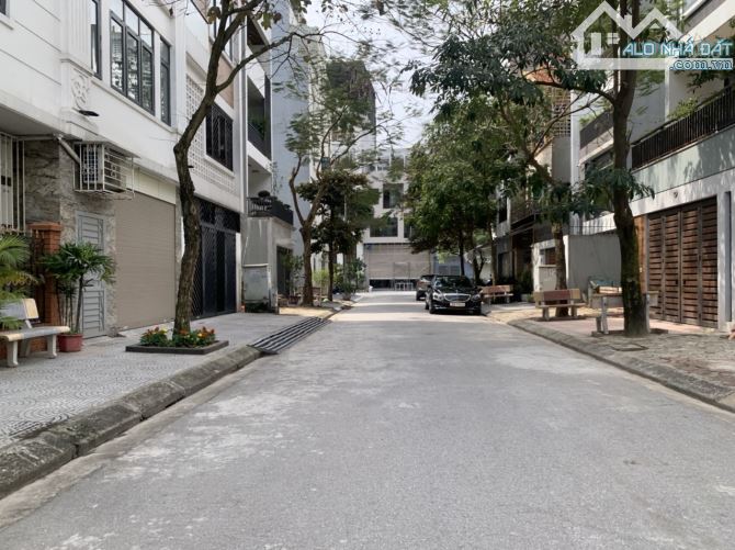 Bán đất Việt Hưng, Long Biên: 35m2, 5 tỷ, ô tô, kinh doanh, ngõ thông, vuông đẹp