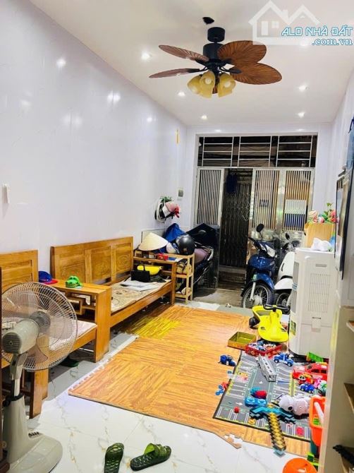DÂN XÂY - CÁCH ÔTÔ 10M -  GẦN TRƯỜNG ĐH KHOA HỌC TỰ NHIÊN 34M *4T * 7,5 TỶ NGUYỄN TRÃI