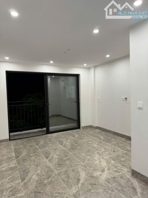 Cho thuê nhà Tây Trà 5.5 tầng x 40m2, phân lô ô tô làm văn phòng, Trung tâm, 25 Triệu
