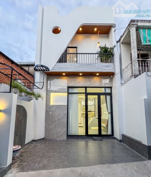 NHÀ TRỆT LẦU MỚI XÂY KIẾN TRÚC HIỆN ĐẠI - 3 PHÒNG NGỦ. CÁCH BỜ KÈ TẦM VU 60M, CÁCH CHỢ TẦM