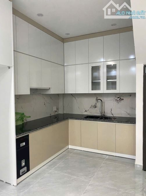 CHUYỂN NHƯỢNG NHÀ 4 TẦNG TRUNG TÂM - Ô TÔ ĐỖ TRONG NHÀ THOẢI MÁI - ĐỐI DIỆN SÂN VẬN ĐỘNG L