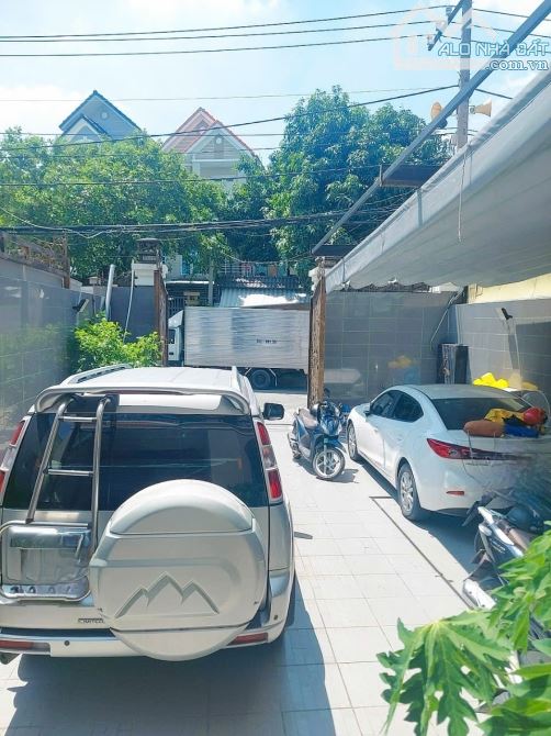 BIỆT THỰ 3 TẦNG, NGANG 8M, MẶT TIỀN - LÃ XUÂN OAI, QUẬN 9