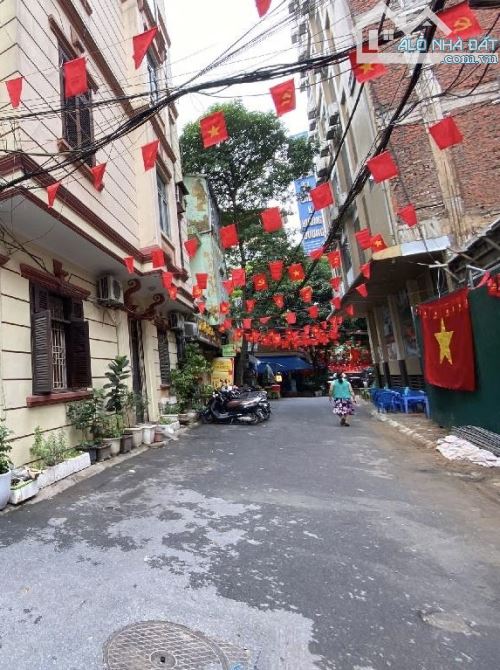 Bán nhà Nguyễn Khang, dt45m, ô tô tránh, vào nhà, kinh doanh, văn phòng.