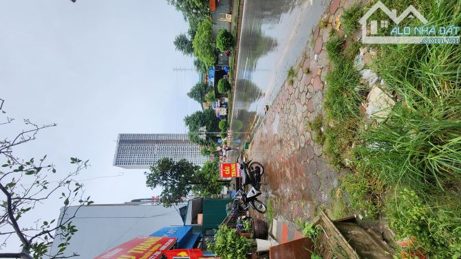 Mặt phố Đồng Me, Nam Từ Liêm, dt: 186m2, mt: 6.2m, giá: 81 tỷ.