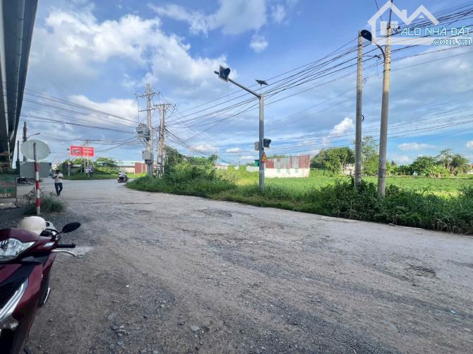 Bán 1023m2 lúa có 250m2 thổ cư, mặt tiền góc Hoàng Phan Thái - công vụ, Mỹ Yên, Bến Lức - 1