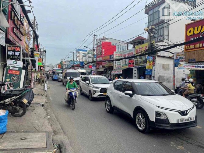 Bán 205m2 đất thổ cư MT đường ngay Vincom Lê Văn Việt. DT: 6.5 x 32 =205m2 -Chỉ 13.65 tỷ - 1