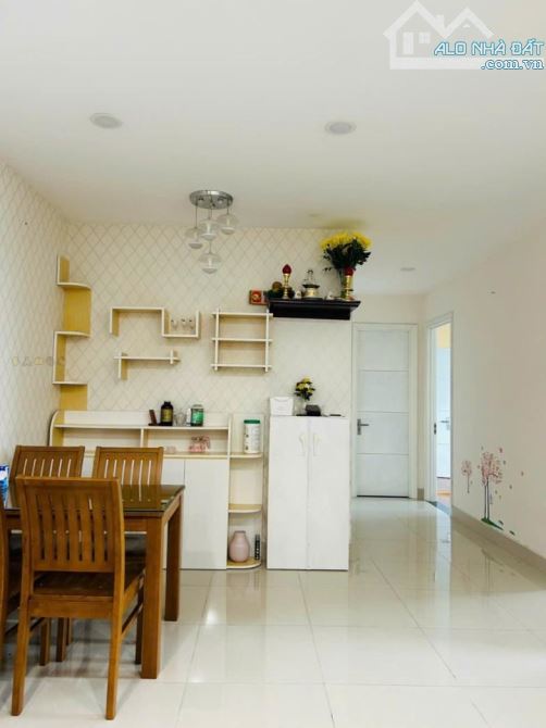 C/c  Saigon Tower, Thoại Ngọc Hầu, Tân Phú : 2p ngủ,69m2, 8tr/th - 1