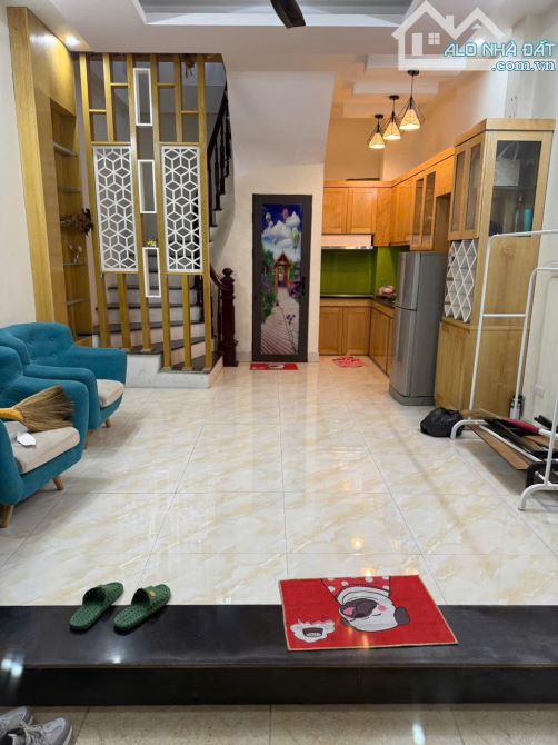 Cho thuê nhà nguyên căn 649 Lĩnh Nam, Diện tích 30m2 x  5 tầng - 3 ngủ to, 12 triệu - 1