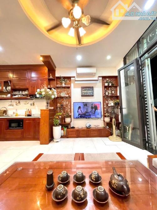 NGÔ GIA TỰ DÂN XÂY 65M , VỈA HÈ , XE 16 CHỖ DỪNG ĐỖ NGÀY ĐÊM GIÁ CHỈ  NHỈNH 15 TỶ - 1