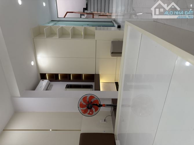 1/ Nguyễn Tri Phương Q10 nhà 3tầng mới đẹp ở liền,full nội thất. Giá5tỷ28 - 2