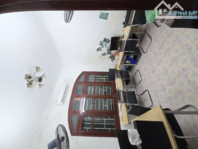 Bán 305m2 đất Trương Định - Hoàng Mai - 3 Oto tránh , đang có nhà 4 tầng - Sổ đỏ cc - 2