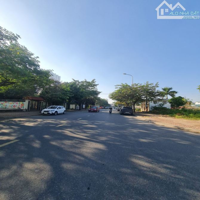 2x tỷ có lô góc 255m2 3 ô tô tránh tại Đông Dư, Gia Lâm, Hà Nội. Lh - 2