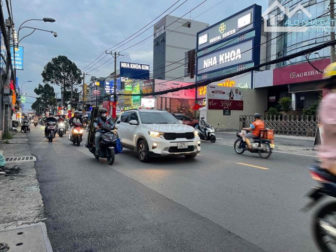 Bán 205m2 đất thổ cư MT đường ngay Vincom Lê Văn Việt. DT: 6.5 x 32 =205m2 -Chỉ 13.65 tỷ - 2