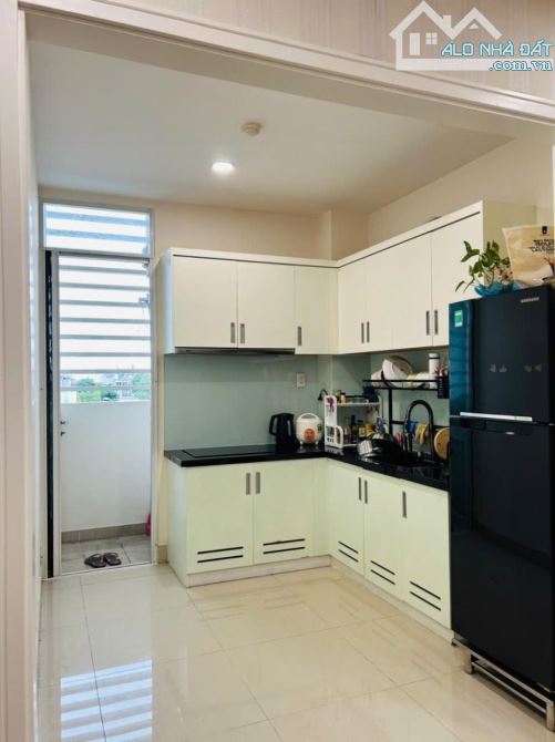 C/c  Saigon Tower, Thoại Ngọc Hầu, Tân Phú : 2p ngủ,69m2, 8tr/th - 2