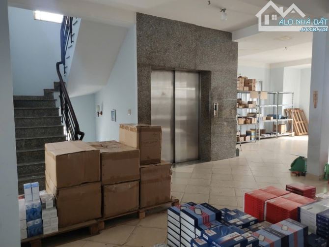 Bán gấp nhà đẹp ở ngay MTKD Lê Bôi, xe hơi ngủ nhà, 144m2, ngang khủng 9m, SHR, HCĐ. - 2