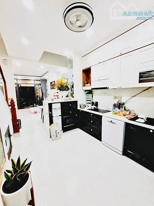 Hậu Giang - Quận 6 - 4 tầng - 4m x 18m - 4PN - Phòng giải trí - Nội thất siêu đẹp - 2