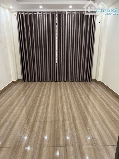 Cho thuê nhà nguyên căn 649 Lĩnh Nam, Diện tích 30m2 x  5 tầng - 3 ngủ to, 12 triệu - 2