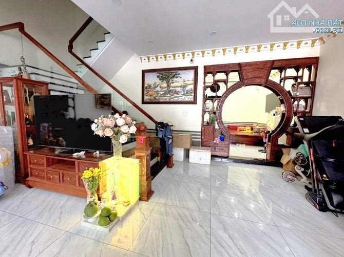 BIỆT THỰ 3 TẦNG, NGANG 8M, MẶT TIỀN - LÃ XUÂN OAI, QUẬN 9 - 2
