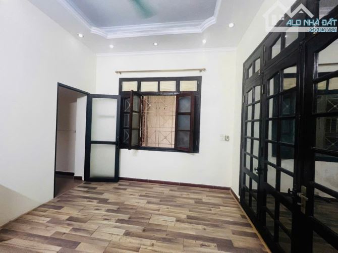 Cho thuê nhà ngõ 93 ngách 2 2 đường Tây Trà, Lĩnh Nam, Hoàng Mai. DT 100m x 4 tầng, giá - 2
