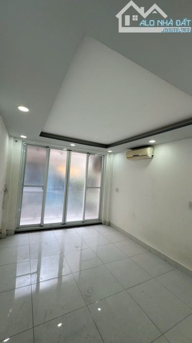 Quận 1 - Trần Hưng Đạo - Hẻm 3M - 3 tầng - Giá 6,35 Tỷ - 3