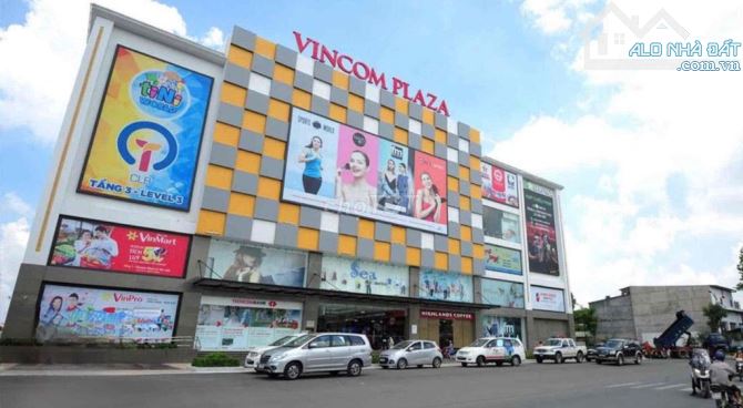 Bán 205m2 đất thổ cư MT đường ngay Vincom Lê Văn Việt. DT: 6.5 x 32 =205m2 -Chỉ 13.65 tỷ - 3