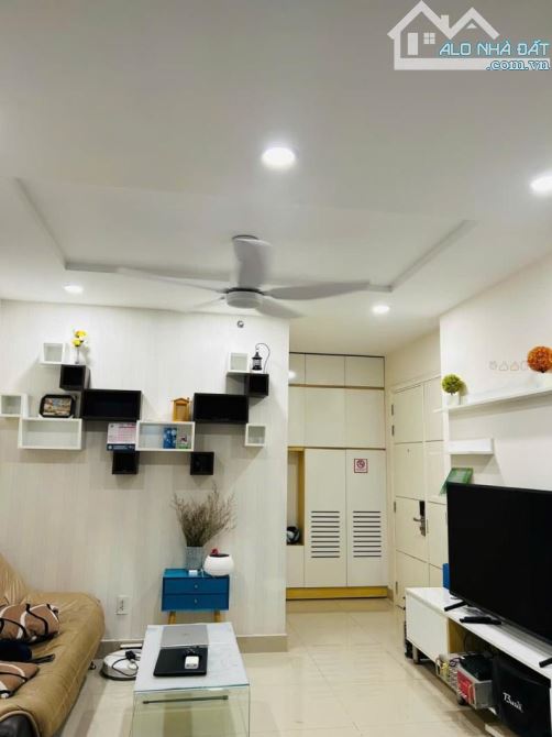 C/c  Saigon Tower, Thoại Ngọc Hầu, Tân Phú : 2p ngủ,69m2, 8tr/th - 3