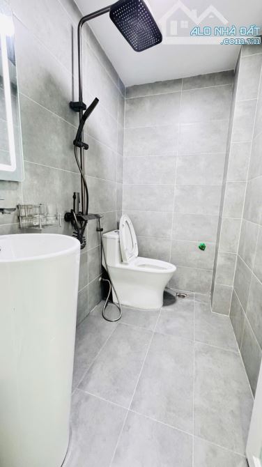 SIÊU PHẨM NHÀ KHUÔN VÀNG THƯỚC NGỌC LUNG LINH TẠI KHƯƠNG HẠ 40M CHỈ HƠN 8 TỎI - KHÁCH XEM - 3