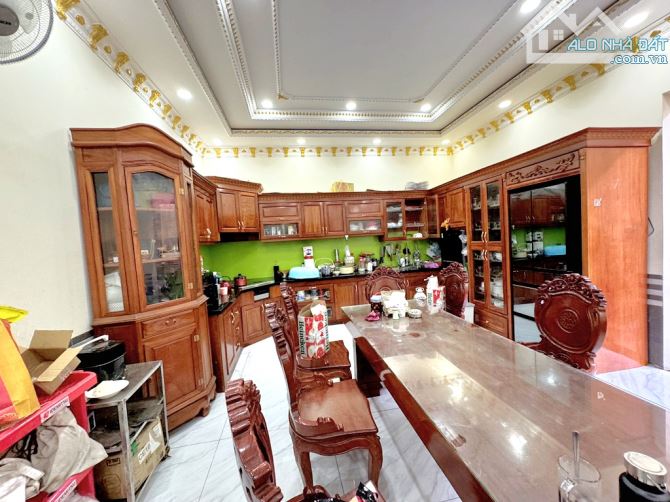 BIỆT THỰ 3 TẦNG, NGANG 8M, MẶT TIỀN - LÃ XUÂN OAI, QUẬN 9 - 3