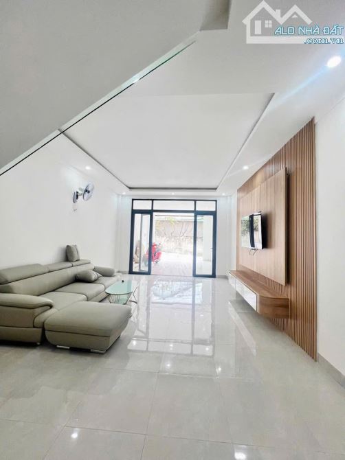 NHÀ MÊ 3 PHÒNG NGỦ FULL NỘI THẤT HẺM 96 Y NUÊ: GIÁ 3.9 tỷ - 3