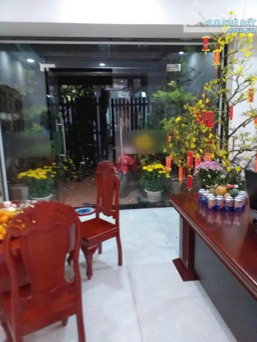 GIẢM 1 TỶ CÒN 5,5 TỶ NHÀ 3 TẦNG NGUYỄN VĂN QUÁ 5X22 ĐƯỜNG ĐẸP KHU VỰC TOÀN NHÀ GIÀU - 4