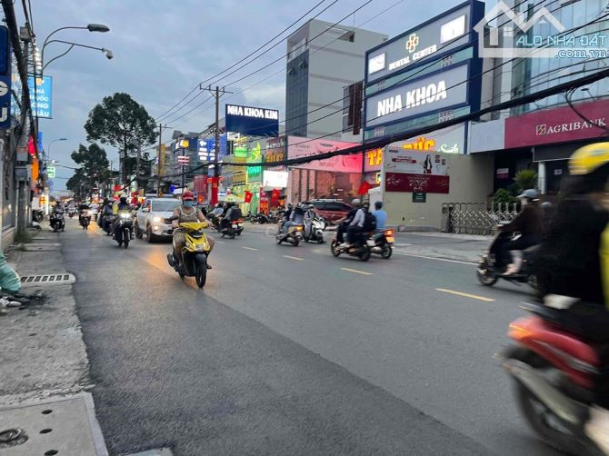 Bán 205m2 đất thổ cư MT đường ngay Vincom Lê Văn Việt. DT: 6.5 x 32 =205m2 -Chỉ 13.65 tỷ - 4