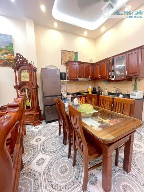 Bán nhà La Thành lõi Đống Đa ngõ thông gần ô tô 3 thoáng nhà dân xây chắc chắn rộng 60m g - 4