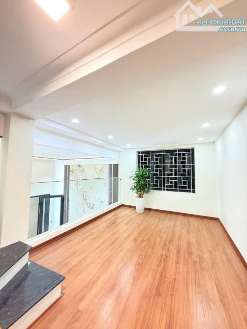 CC bán nhà phố Hoàng Ngân 45m2 x MT 4m, ô tô tránh, SĐCC. Giá: 15 tỷ - 4